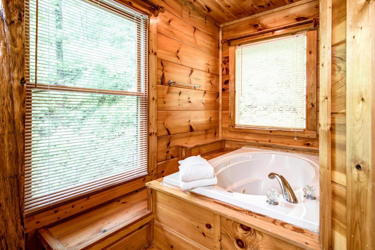 Cabin Of Dreams, 3 Bedroom Water View, Wifi, Hot Tub, Pool Table, Sleep 8 Sevierville Kültér fotó